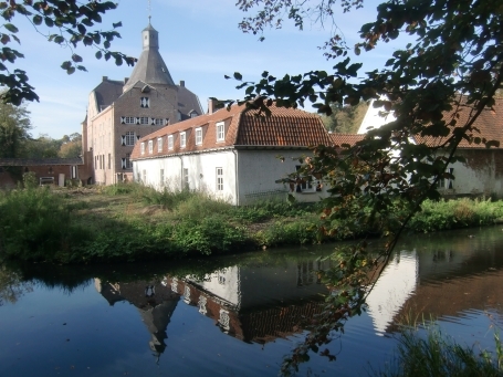 Leudal NL : Ortsteil Haelen, Kasteellaan, das Kasteel Aldenghoor ist von einem Wassergraben umgeben